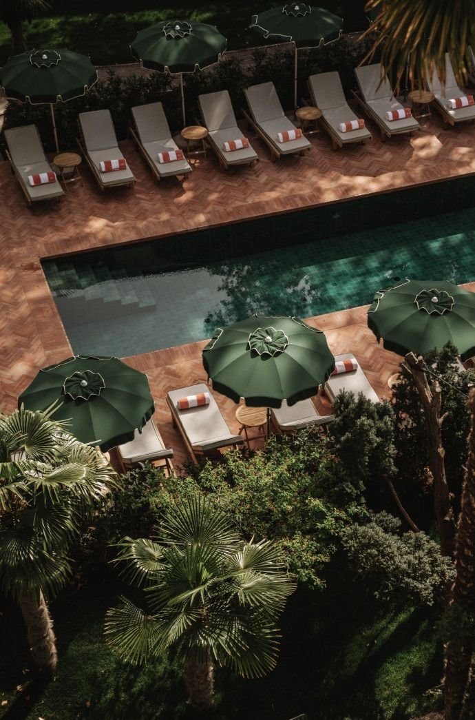 Hotelpool als Konzeptbild